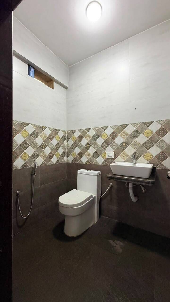Deluxe Room, City View | Bathroom | Shower, free toiletries, soap, shampoo