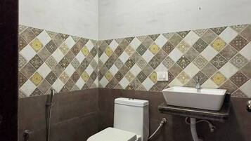 Deluxe Room, City View | Bathroom | Shower, free toiletries, soap, shampoo