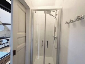 Shower, hair dryer, towels, soap - La Campanule – Spacious Gîte for 6 with Jacuzzi & Pool (Meyrals)