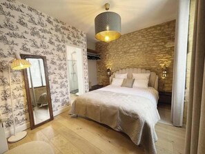 Iron/ironing board, WiFi, bed sheets - La Campanule – Spacious Gîte for 6 with Jacuzzi & Pool (Meyrals)