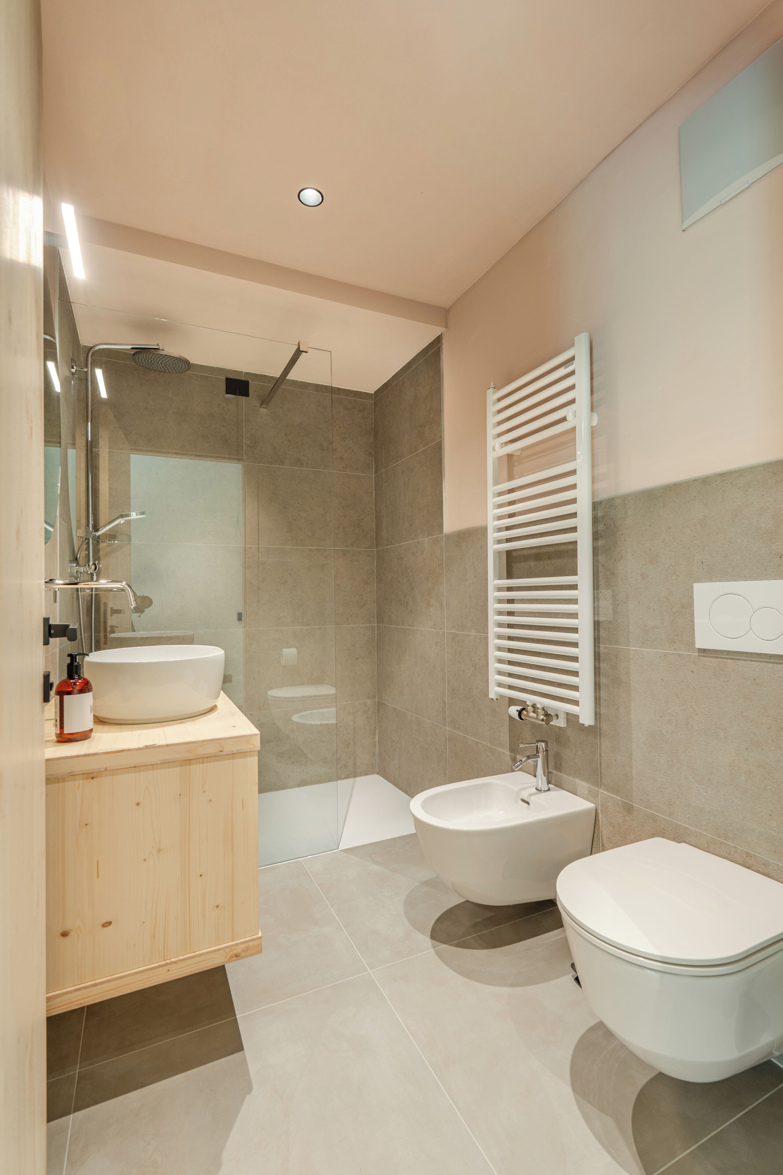 Classic-Doppel- oder -Zweibettzimmer, Gartenblick | Badezimmer | Dusche, kostenlose Toilettenartikel, Haartrockner, Bidet