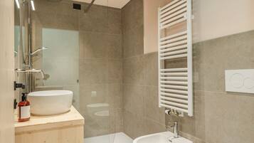 Classic-Doppel- oder -Zweibettzimmer, Gartenblick | Badezimmer | Dusche, kostenlose Toilettenartikel, Haartrockner, Bidet