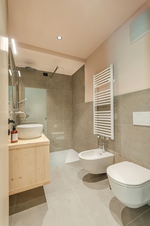 Classic Double or Twin Room, Garden View | Bathroom | Shower, free toiletries, hair dryer, bidet