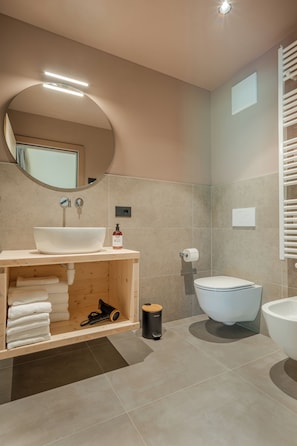Douche, articles de toilette (gratuits), séchoir à cheveux, bidet