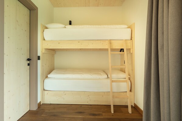 Chambre quadruple Confort | Coffre-fort, système d’insonorisation, accès au Wi-Fi (inclus)