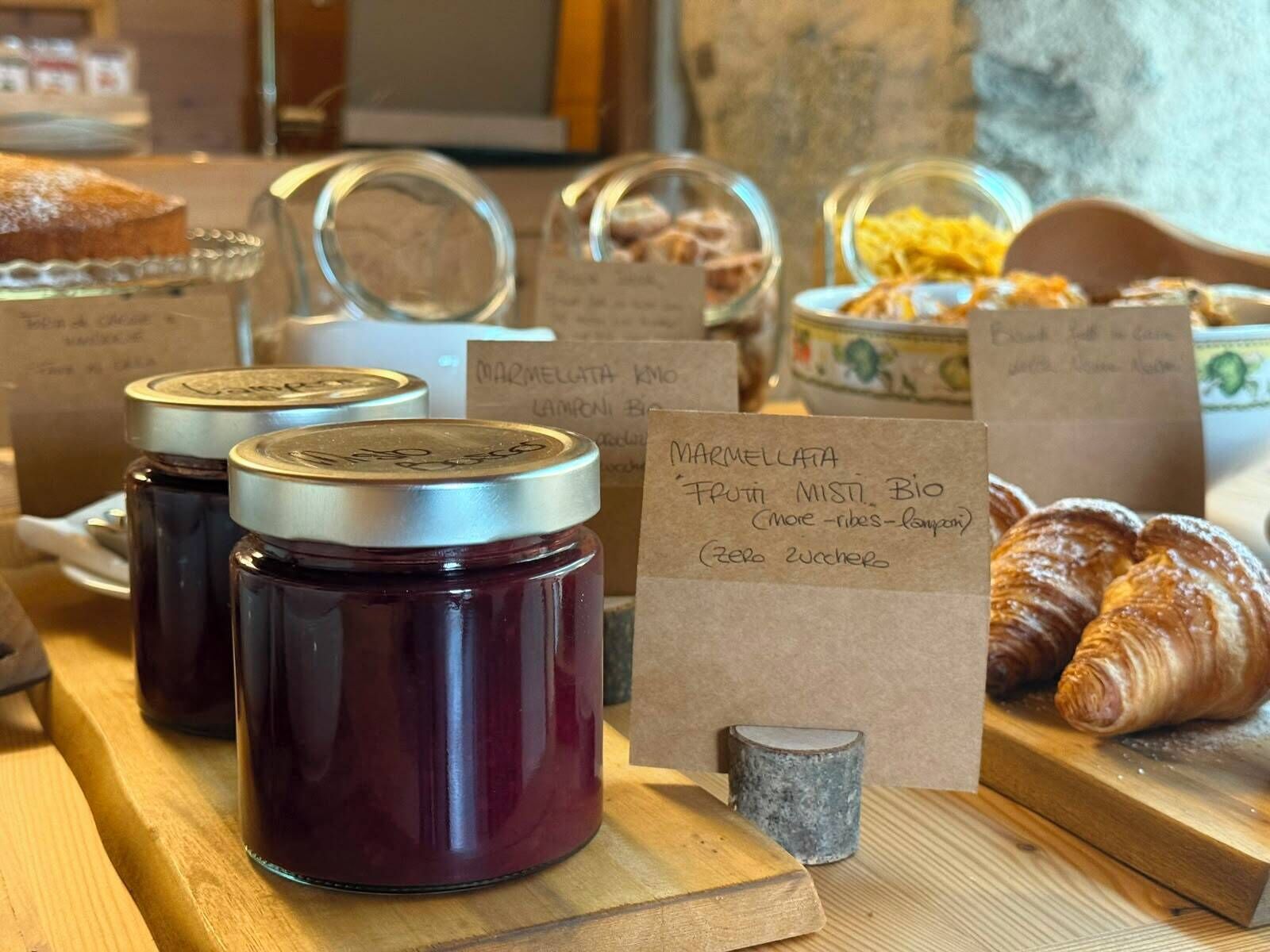 Jars of marmalade and a sign indicating zero sugar content.