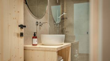 Classic-Doppel- oder -Zweibettzimmer, Gartenblick | Badezimmer | Dusche, kostenlose Toilettenartikel, Haartrockner, Bidet
