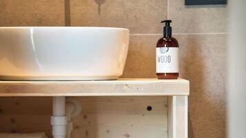 Bruser, gratis toiletartikler, hårtørrer, bidet