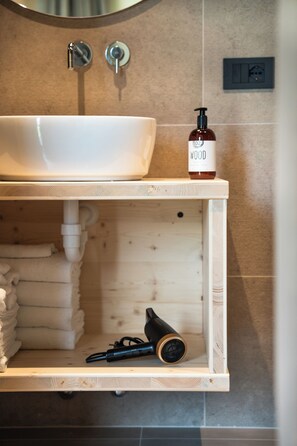 Shower, free toiletries, hair dryer, bidet
