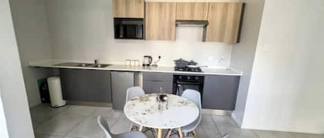 Apartment, 2 Bedrooms | Dining room