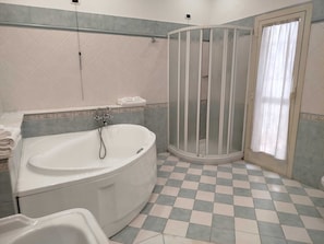 Een douche, een haardroger, een bidet, handdoeken