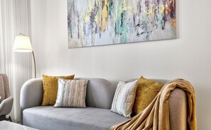 Standard-Apartment, 1 Schlafzimmer, Stadtblick | Wohnbereich | 55-Zoll-Smart-TV mit Digitalempfang, Netflix, Streaming-Dienste