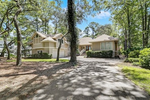 A two-story house with a front yard and driveway. - Sunset Rentals | Port Tack 67 (Hilton Head Island)