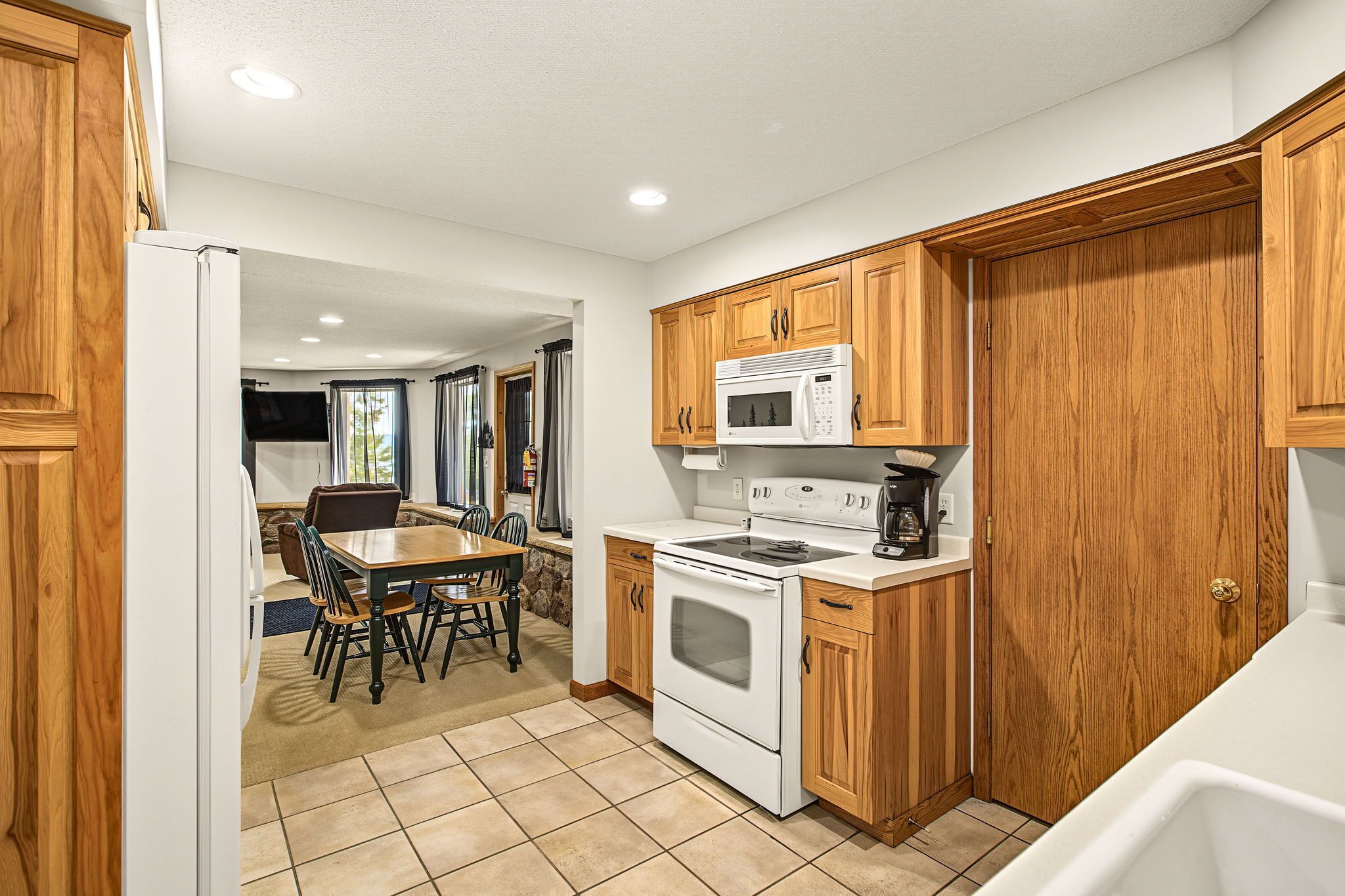 Coffee/tea maker, fridge, microwave, stovetop