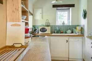 Coffee/tea maker, fridge, microwave, oven - Charming, characterful house in the heart of the Perche region (Béthonvilliers)