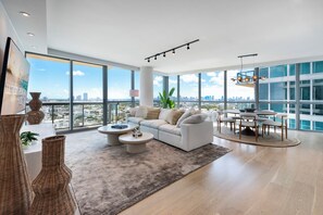Smart TV, video games, DVD player, table football - Ocean View Private Residence at The Setai - 3006 (Miami Beach)