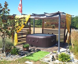 Outdoor spa tub - Vrbo Property (Villebret)
