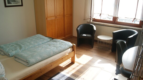 Tabla de planchar con plancha, wifi, ropa de cama