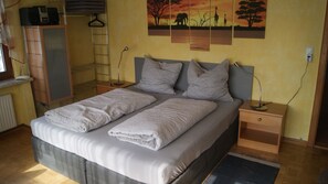 Tabla de planchar con plancha, wifi, ropa de cama