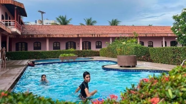 Una piscina amb un edifici al fons.