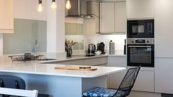 Coffee/tea maker, fridge, oven, stovetop
