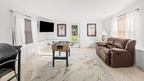 TV, table football - Right Direction Rentals Prima Vista Classic (Port St Lucie)