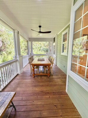 تناول الطعام بالخارج