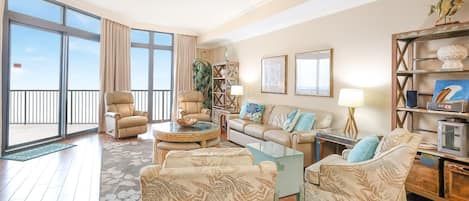 Condo, 3 Bedrooms | Living area
