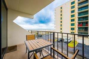 Condo, 2 phòng ngủ | Khu ẩm thực ngoài trời
