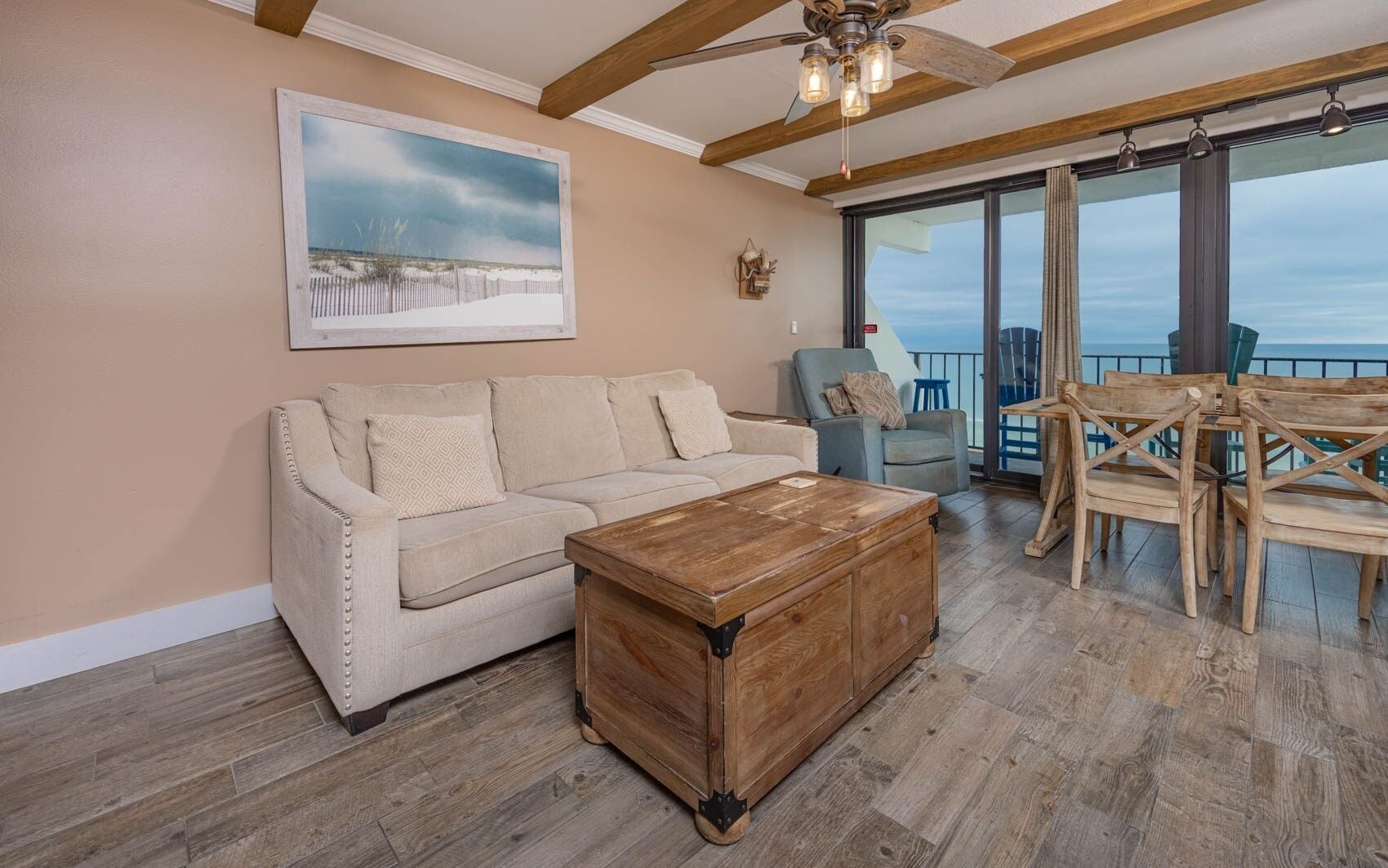 Condo, 2 quartos | Área de estar