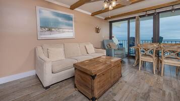 Condo, 2 quartos | Área de estar