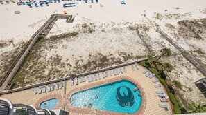 Un complexe hôtelier doté d’une piscine, d’un accès à la plage et d’une promenade en bord de mer.