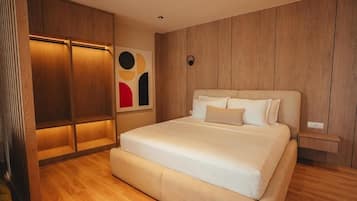 Quarto com cama grande, paredes de painel de madeira e armário embutido.