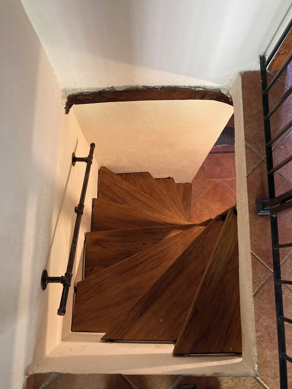 Eine Wendeltreppe mit Holzdielen und Metallgeländern.