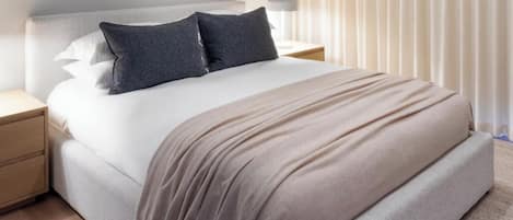 5 bedrooms, desk, iron/ironing board, WiFi (free)