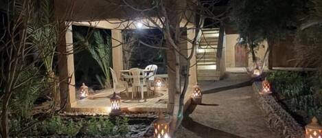 Casa, balcón, vista al jardín | Terraza o patio