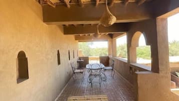 Ferienhaus, Balkon, Gartenblick | Speisen im Freien