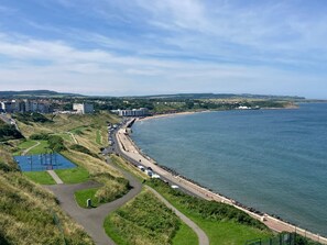 A coastal road with a park and a beach. - North Bay Nest - Luxury Holiday Apartment - 5 Minute Walk From The Beach (Scarborough)