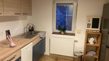 Coffee/tea maker, fridge, oven, stovetop