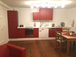 Cafetera o tetera, frigorífico, horno y placa de cocina