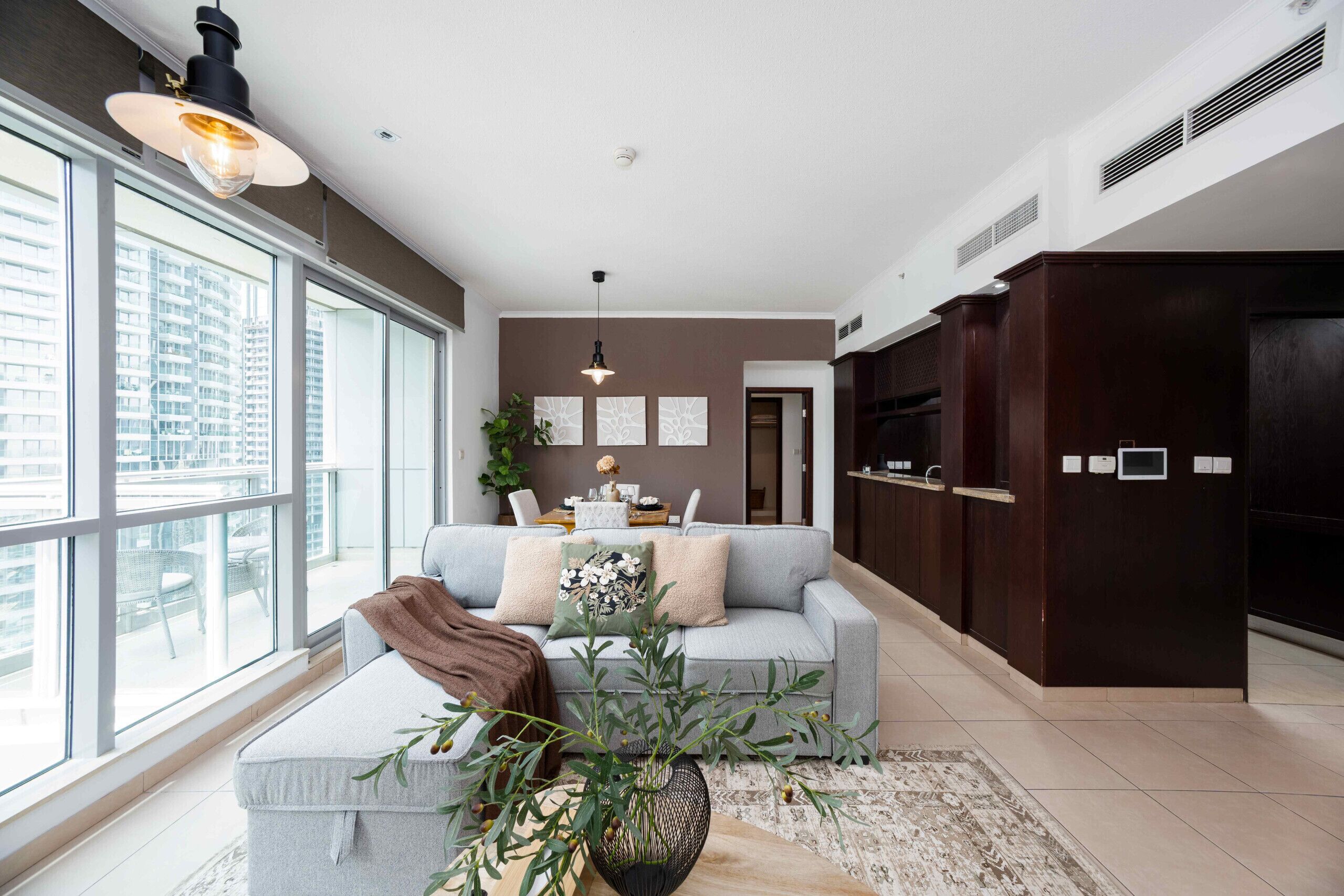 Un salon moderne avec un canapé, une table basse et une grande fenêtre.