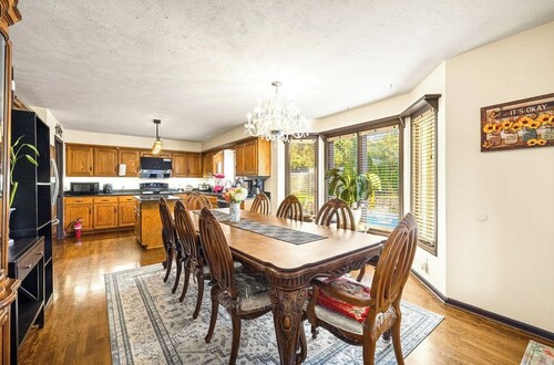 The “Little” Yellow House - Private 4 Bedroom Apartment with Pool and Jetted Tub