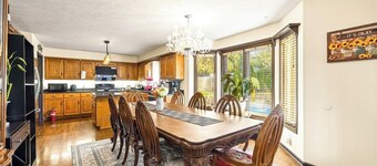 The “Little” Yellow House - Private 4 Bedroom Apartment with Pool and Jetted Tub