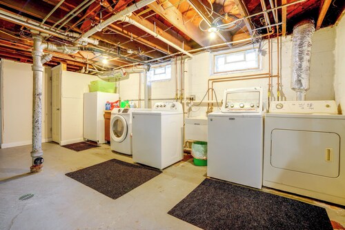 Near Hospitals & Colleges! Stylish St Paul Apt