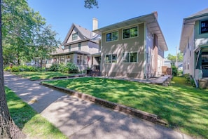Interior - Near Hospitals & Colleges! Stylish St Paul Apt (St. Paul)