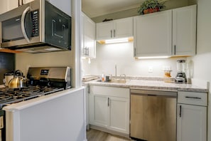 Interior - Near Hospitals & Colleges! Stylish St Paul Apt (St. Paul)