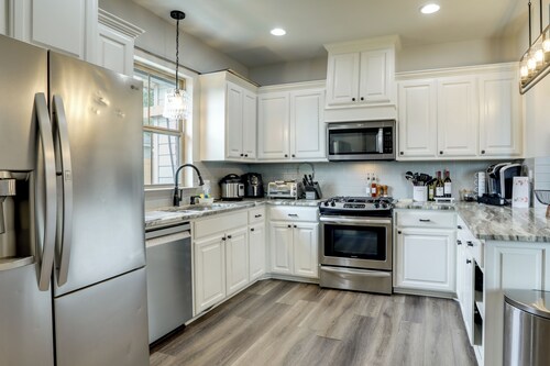 Home w/ Pool & Outdoor Entertainment in Gonzales
