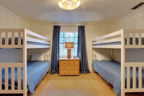 A bunk bed room with a central dresser, a window with curtains, and a ceiling light fixture. - 2 Mi to Silver Springs State Pk! Family Hideaway (Silver Springs)
