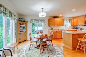 Interior - Work, Play & Explore! Extended Stay in Shortsville (Shortsville)