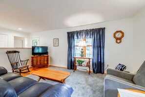 Interior - Work, Play & Explore! Extended Stay in Shortsville (Shortsville)